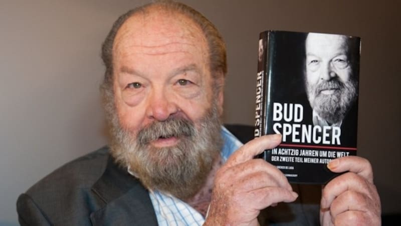 Bud Spencer mit seiner Autobiografie "In achtzig Jahren um die Welt" (Bild: APA/dpa/Jörg Carstensen)