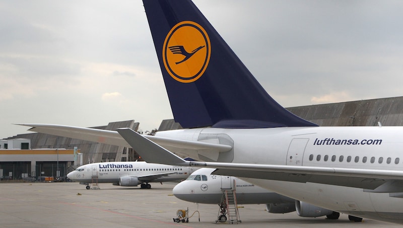 A Lufthansa arra számít, hogy szerdán a járatok 80-90 százalékát törlik. (Bild: AFP)