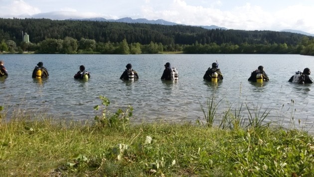Taucher suchen im Silbersee nach dem Vermissten. (Bild: HFW Villach/KK)