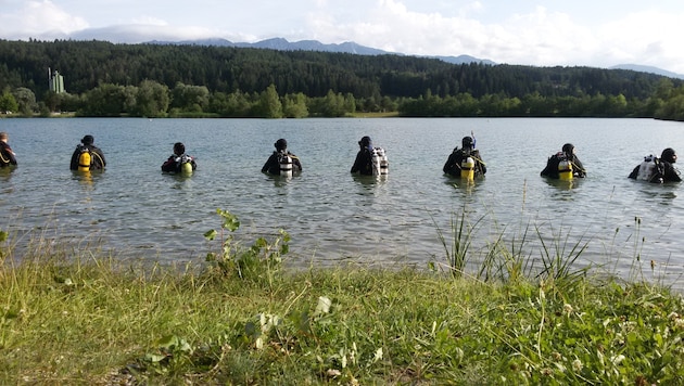 Taucher suchen im Silbersee nach dem Vermissten. (Bild: HFW Villach/KK)