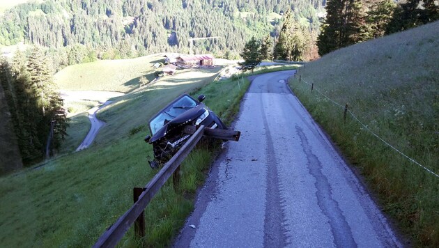 Der Lenker hinterließ sein Auto am Unfallort in Kirchberg in gefährlicher Schräglage. (Bild: ZOOM.TIROL)