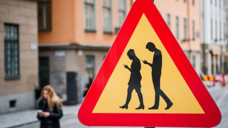 Mit diesem Schild mahnt Stockholm Fußgänger zum sicheren Umgang mit dem Smartphone. (Bild: AFP)