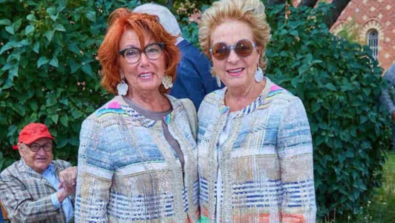 Partnerlook - durch Zufall: Inge Klingohr und Ingeborg Serafin mit Riani-Oberteil (Bild: Starpix/Alexander TUMA)