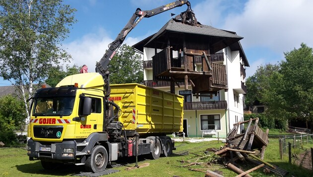 Der alte Spielturm wurde von der Firma Gojer abgetragen und entsorgt. (Bild: Alexander Schwab)