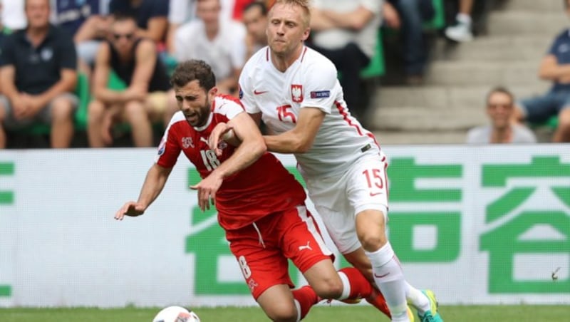 Kamil Glik bringt Admir Mehmedi zu Fall. (Bild: AP)