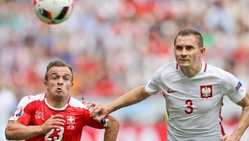 Polens Artur Jedrzejczyk im Duell mit Xherdan Shaqiri (Bild: AP)