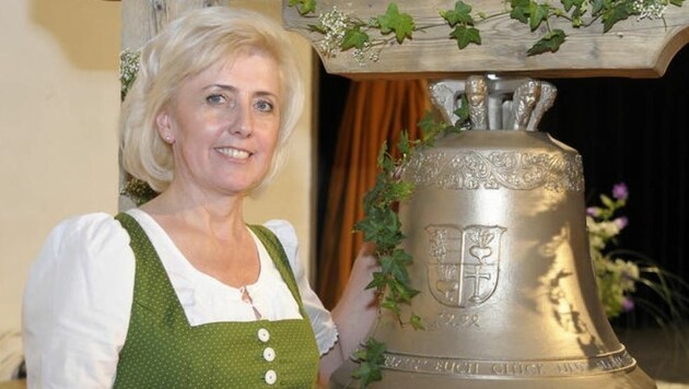 Ingeborg Stolz, Verwalterin der Burg Mauterndorf,lässt die neue 84 Kilo-Glocke läuten (Bild: Roland Holitzky)