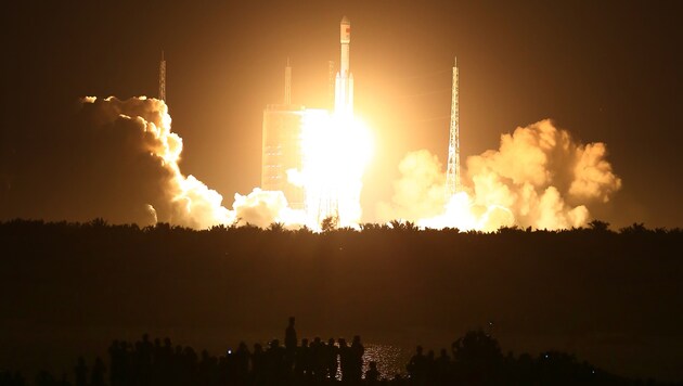 Der Start von "Langer Marsch 7" vom Weltraumbahnhof Wenchang (Bild: Associated Press/Chinatopix)