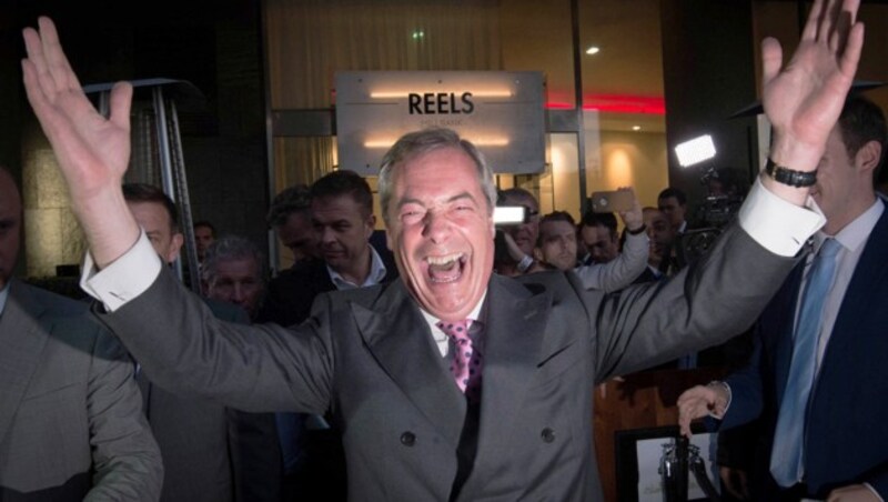 Der frühere UKIP-Chef Nigel Farage hatte 2016 angesichts des erfolgreichen Brexit-Votums Grund zum Jubeln. (Bild: AP)