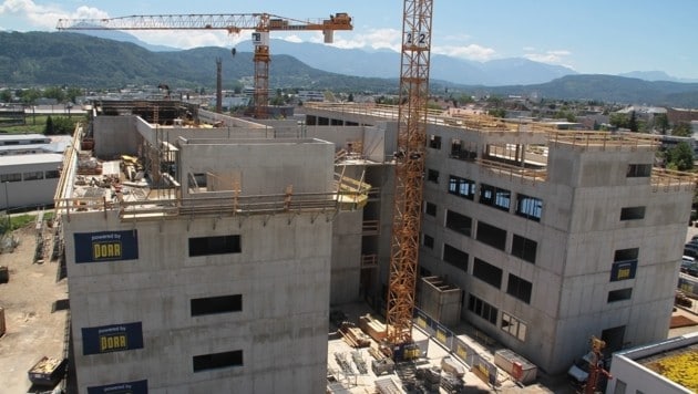 Der Rohbau des neuen Finanzgebäudes in Klagenfurt ist kurz vor der Fertigstellung (Bild: Hannes Wallner)