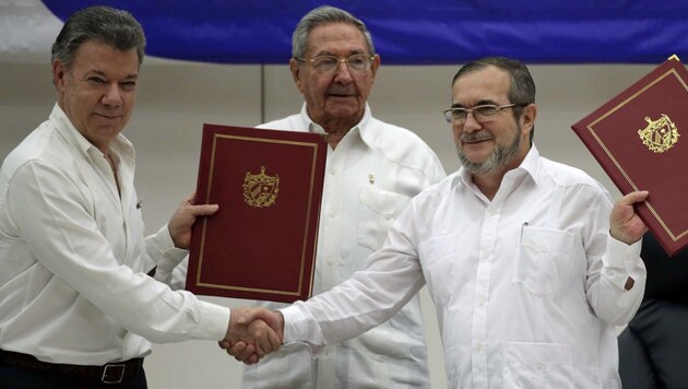 Präsident Santos, Gastgeber Castro, FARC-Chef Jimenez (v.l.) (Bild: Associated Press)