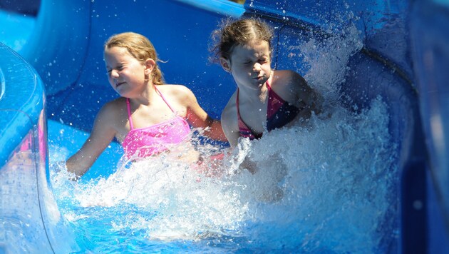 Viele Kinder stürzten sich gestern in den Schwimmbädern waghalsig die großen Rutschen hinunter. (Bild: Spiess Foto Tirol Erich Spiess)