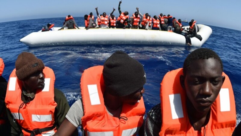 Gerettete Flüchtlinge vor der libyschen Küste (Bild: APA/AFP/Gabriel Bouys)