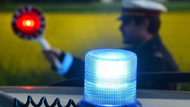 Deutsche Polizisten wollten einen 38-jährigen Lenker anhalten - zunächst vergeblich (Symbolbild). (Bild: APA/BARBARA GINDL (Symbolbild))