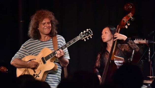 Grandios, wie immer mit enormer Leidenschaft: Pat Metheny, hier mit Linda Oh am Bass, im Jazzit. (Bild: Wolfgang Weber)