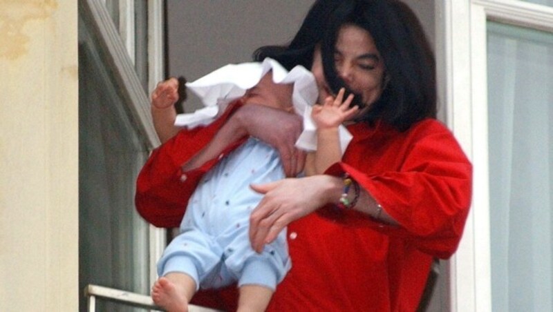 Michael Jackson mit Prince Michael (Bild: dpa)