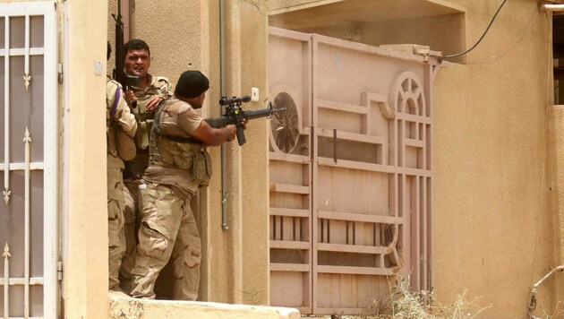 Irakische Soldaten beim Häuserkampf in Falludscha (Bild: APA/AFP/HAIDAR MOHAMMED ALI)