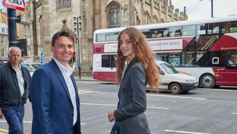 Norman Schenz in Edinburgh im Gespräch mit der Jung-Mimin (Bild: Starpix/Alexander TUMA)