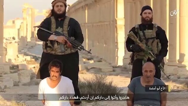 Mohamed M. (links) beim blutigen Videodreh in Palmyra (Bild: YouTube.com)