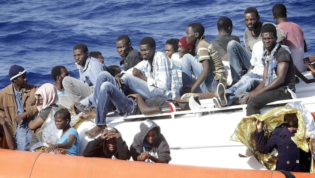Flüchtlinge auf der Überfahrt von Afrika nach Europa (Bild: APA/EPA/GIUSEPPE LAMI)