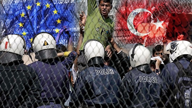 Ein Flüchtling protestiert im Lager Moria auf Lesbos gegen seine geplante Abschiebung in die Türkei. (Bild: APA/AFP/STR, thinkstockphotos.de)