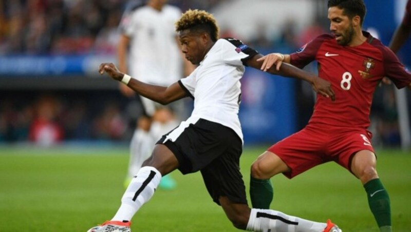 David Alaba im Zweikampf mit Joao Moutinho (Bild: AFP)