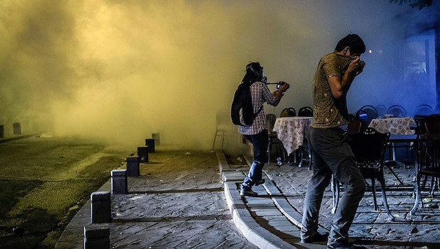 Die regierungskritischen Proteste wurden durch einen Angriff auf ein Plattengeschäft ausgelöst. (Bild: APA/AFP/OZAN KOSE)