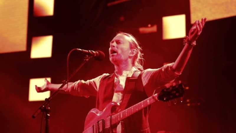 Sänger Thom Yorke verurteilt die "gewalttätige Intoleranz" gegen Fans seiner Band Radiohead. (Bild: APA/AFP/PATRICK KOVARIK)