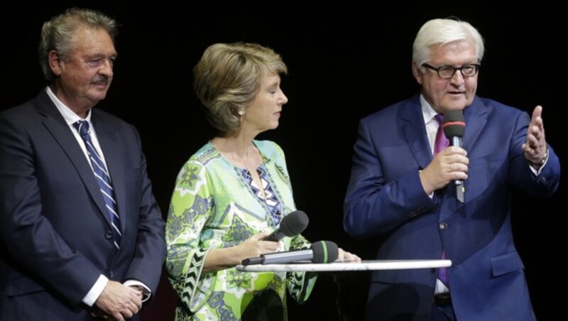 Luxemburgs Außenminister Asselborn, Moderatorin Barbara Rett, Deutschlands Außenminister Steinmeier (Bild: APA/BKA/ANDY WENZEL)