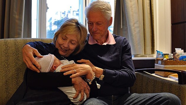 Hillary und Bill Clinton zeigen stolz ihren Enkelsohn Aidan. (Bild: instagram.com/hillaryclinton)