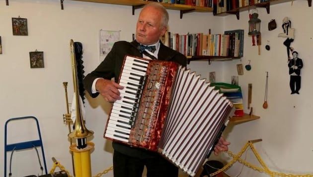 Karl Mayr spielt seit 26 Jahren Akkordeon. Er tritt oft im Mirabellgarten in Salzburg auf. (Bild: Daniel Scharinger)