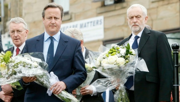 Für Premier Cameron und Labour-Chef Corbyn geht nach der Trauer um Jo Cox der Wahlkampf weiter. (Bild: ASSOCIATED PRESS)