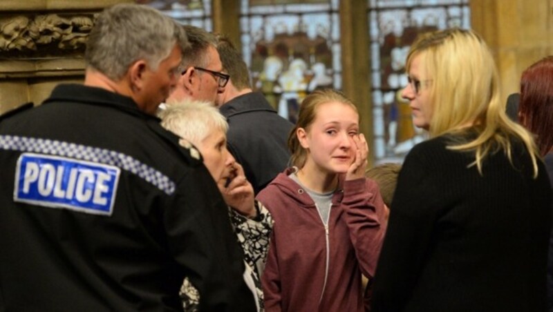 Tränenreiche Mahnwache in der Saint Peter's Church von Birstall (Bild: APA/AFP/OLI SCARFF)