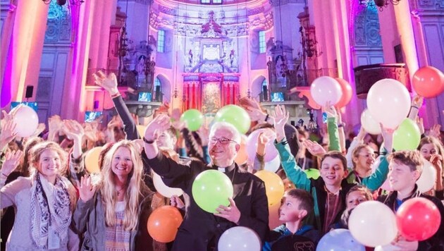 Der Erzbischof mit der Loretto-Jugend beim Fest im Salzburger Dom: Er ist fröhlich und spontan. (Bild: Loretto)