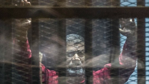Mursi während der Gerichtsverhandlung (Bild: APA/AFP/KHALED DESOUKI)