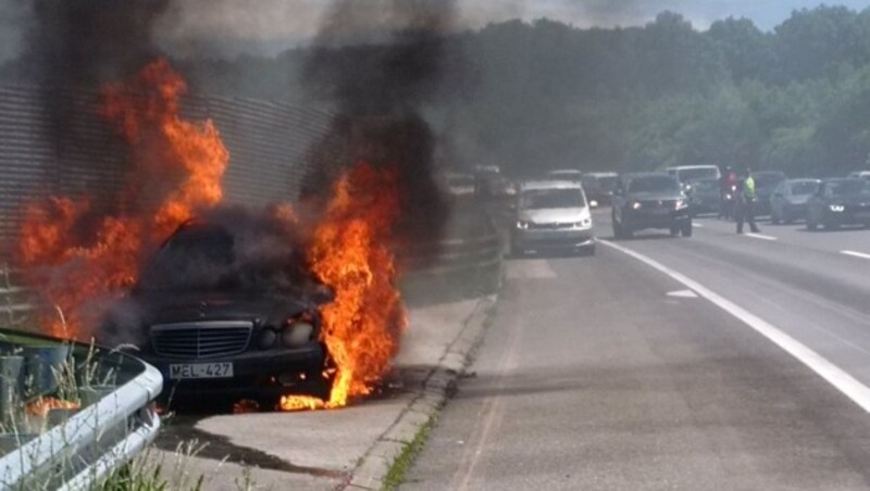 Das Auto stand in Vollbrand (Bild: Kronen Zeitung/Reitbauer)