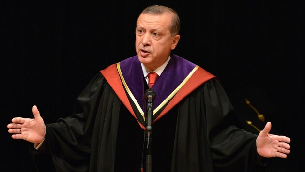 Präsident Erdogan hat bereits mehrere Ehrendiplome erhalten, sein eigenes soll eine Fälschung sein. (Bild: APA/AFP/YOSHIKAZU TSUNO)