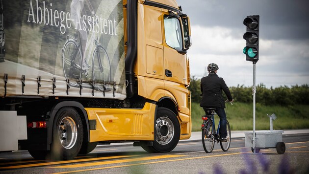 De Abbiegeassistent kann das Leben von Radfahrern retten. (Bild: Daimler)