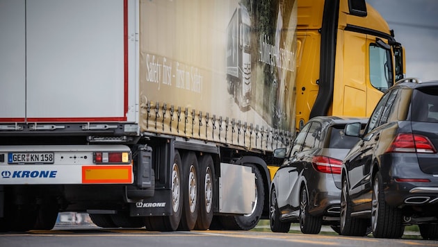 "Schleppkurve": Der Lkw warnt, wenn der Fahrer nicht weit genug ausgeholt hat. (Bild: Daimler)