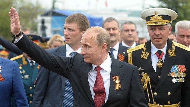 Kremlchef Putin lässt sich anlässlich eines Besuchs auf der Krim feiern. (Bild: APA/EPA/ALEXEY DRUGINYN/RIA NOVOSTI/KREMLIN)