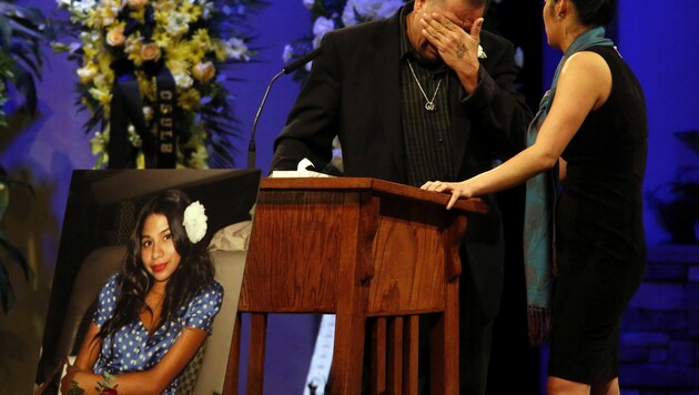 Reynaldo Gonzalez bei einer Trauerfeier für seine getötete Tochter Nohemi. (Bild: AP)