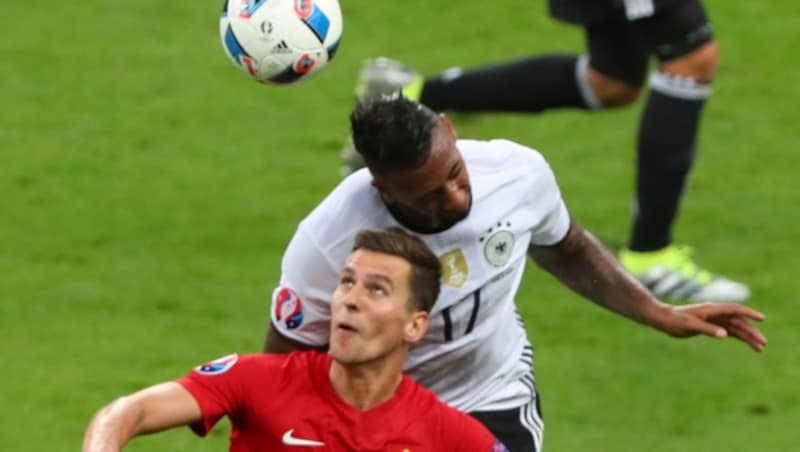 Arkadiusz Milik im Duell mit Jerome Boateng (Bild: AP)