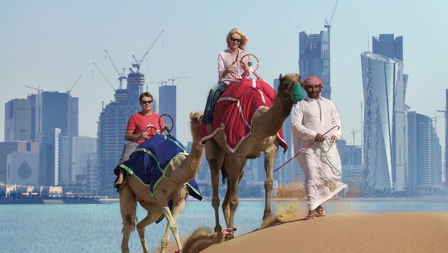 Touristen vor der Skyline der katarischen Hauptstadt Doha (Bild: thinkstockphotos.de, Associated Press (Symbolbild))