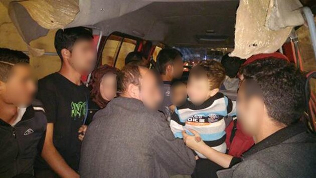 Die drei Kleinkinder wurden zusammen mit Erwachsenen in den Kastenwagen gepfercht. (Bild: Polizei)