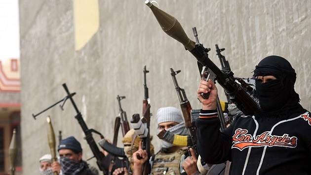 Kämpfer des IS in der westirakischen Stadt Falludscha (Bild: APA/EPA/Mohammed Jalil)