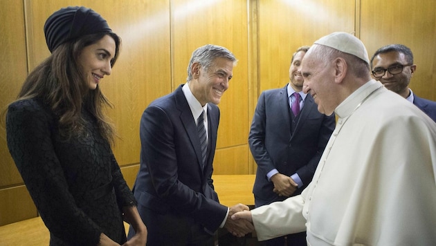 George Clooney und Ehefrau Amal werden von Papst Franziskus begrüßt. (Bild: EPA)