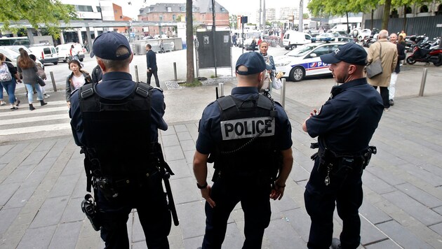 Polizisten in Lille (Bild: AP)