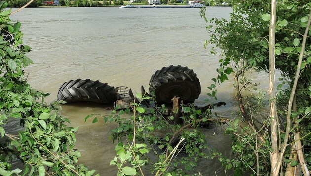 Der versunkene Traktor in der Donau (Bild: Franz Crepaz)