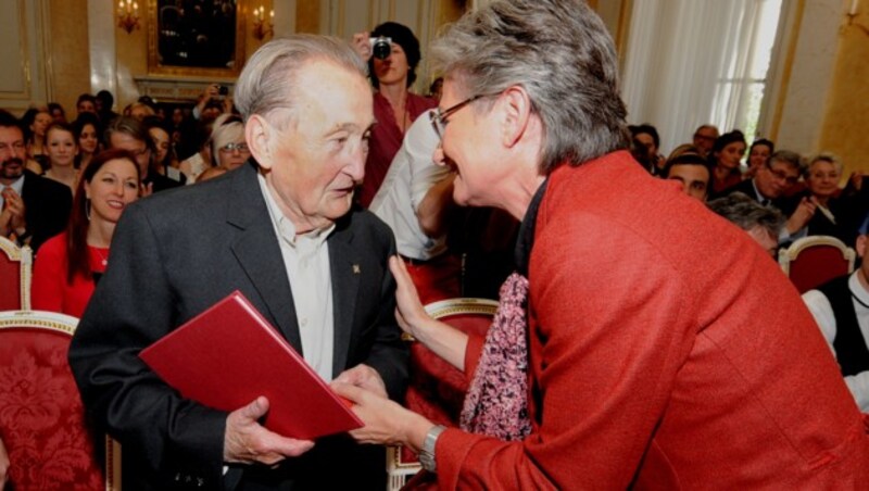 Friedrich Zawrel erhielt 2013 das Goldene Ehrenzeichen für Verdienste um die Republik Österreich. (Bild: APA/HERBERT PFARRHOFER)