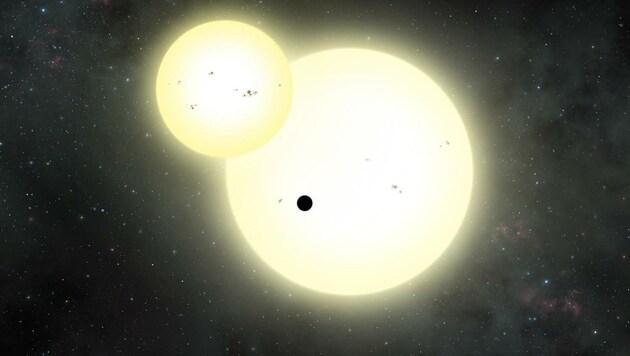 Künstlerische Illustration: Kepler-1647b (schwarz) und seine beiden Sonnen (Bild: Lynette Cook)
